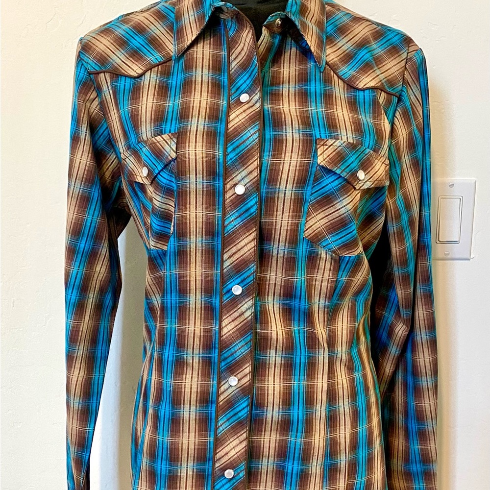 Roper Western women’s button down shirt with beautiful detail. Size Large.